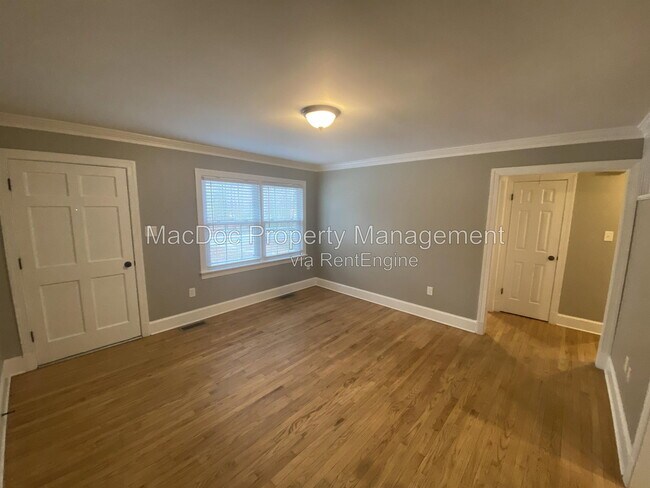 Building Photo - 214 W Broaddus Ave