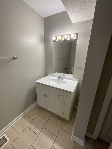 Building Photo - 276 Knoll Dr