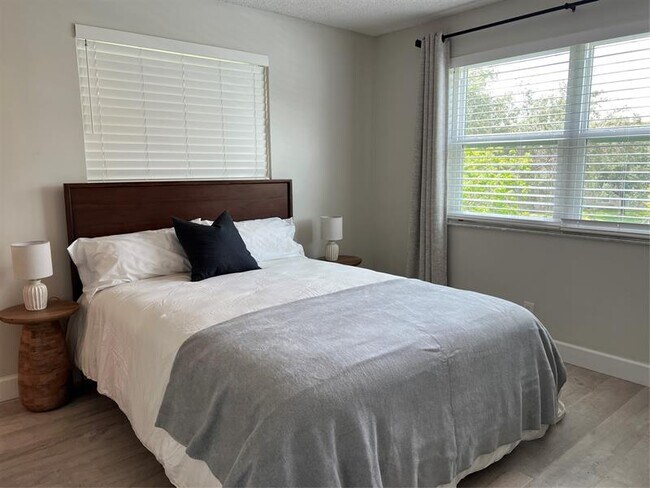 Building Photo - 2220 N Cypress Bend Dr