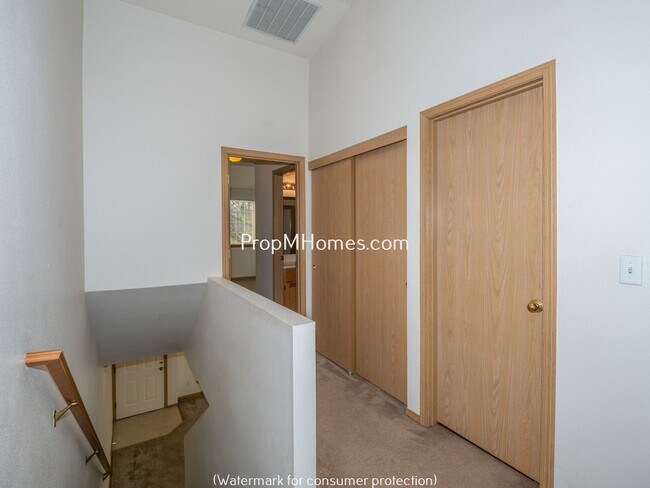 Building Photo - Two Bedroom Townhome In SE Portland w/ Lar...