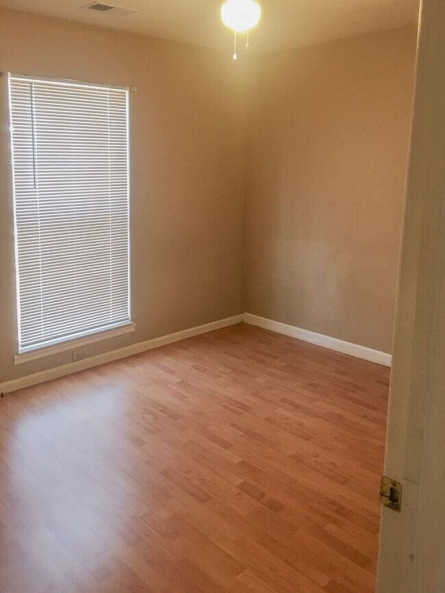 Building Photo - 620 Pine Oaks Dr
