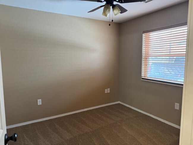 Building Photo - KU1-Broadway Duplex 1