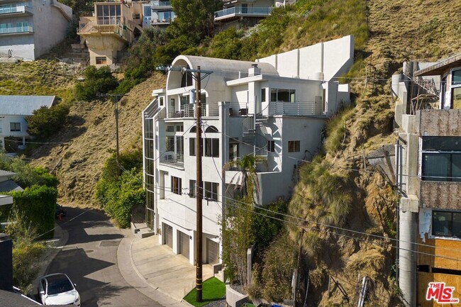 Building Photo - 8435 Franklin Ave