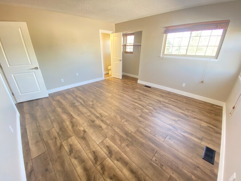 Master bedroom - 3934 Red Cedar Dr