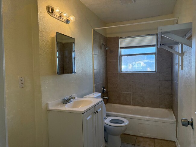 Building Photo - 410 Dorie St