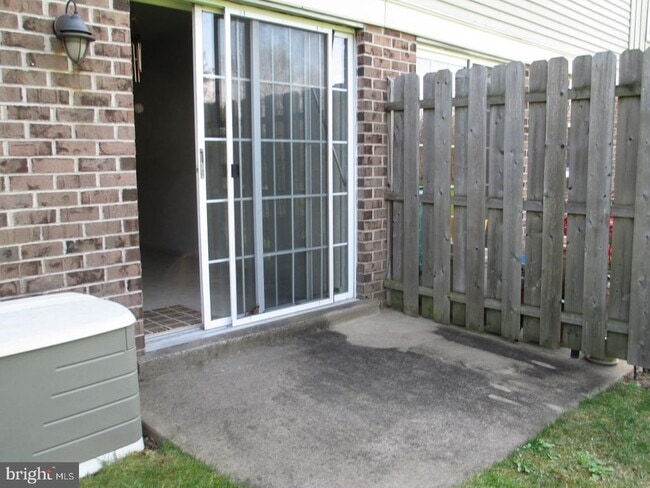 Building Photo - 8 Coventry Ct