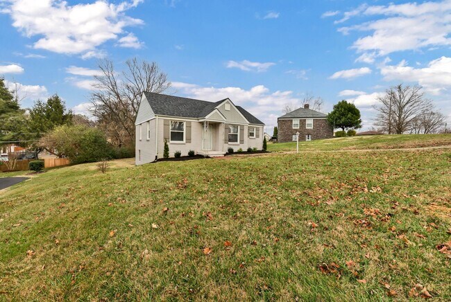 Building Photo - Conveniently Located off Memorial Dr! Lovely 2 Bed 1 Bath Home!