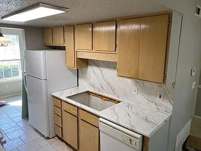 Building Photo - 2 Bedroom, 1.5 Bathroom End Unit Townhouse with fenced-in backyard in Farmington