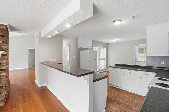 Building Photo - 3 Bedroom Ranch with a 2 Car Garage!