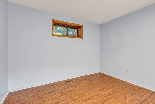 Building Photo - 483 NC-105 Extension