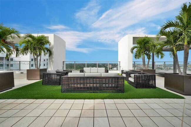 Building Photo - 1010 SW 2nd Ave