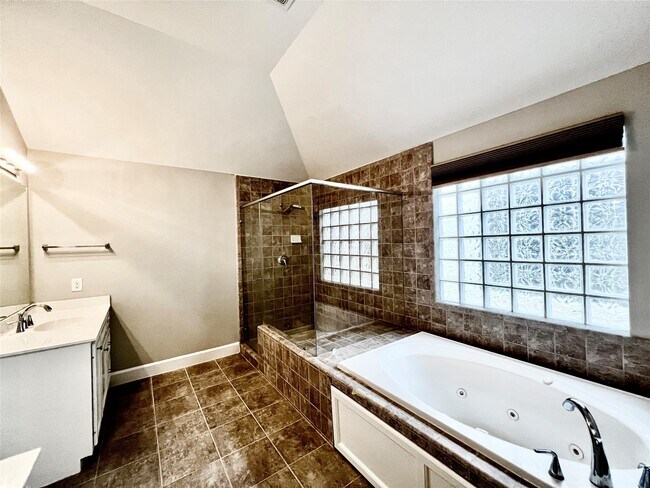 Building Photo - 3731 Main Poplar Dr