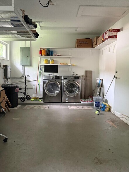 Building Photo - 3231 Salzedo St