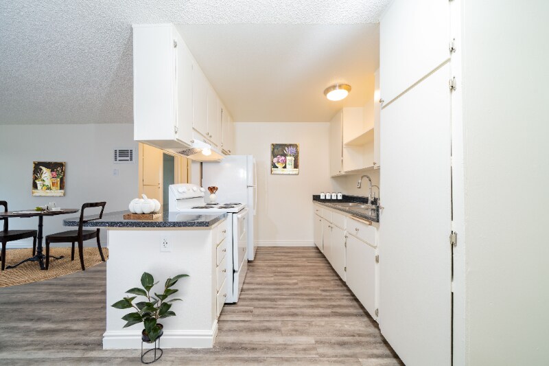 Building Photo - 570 S Lincoln Ave