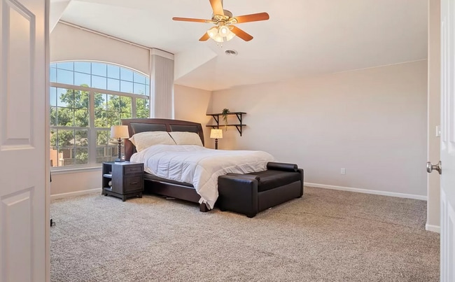Building Photo - Huge room in a large shared home, private ...