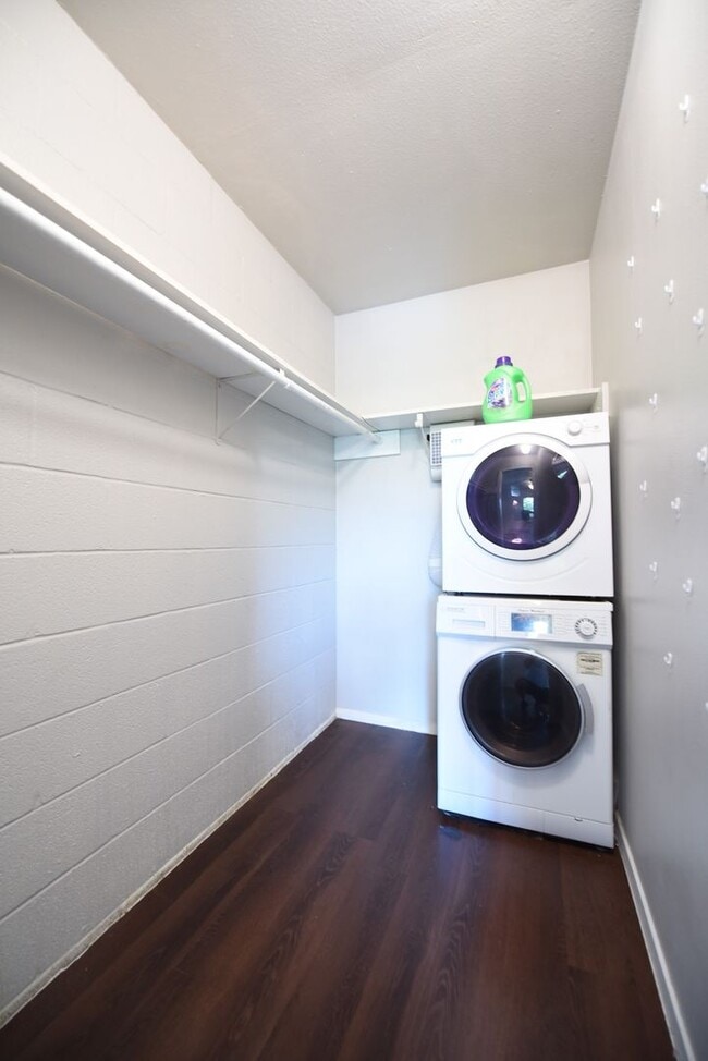 Building Photo - 2 bed room unit with Downtown Austin views!