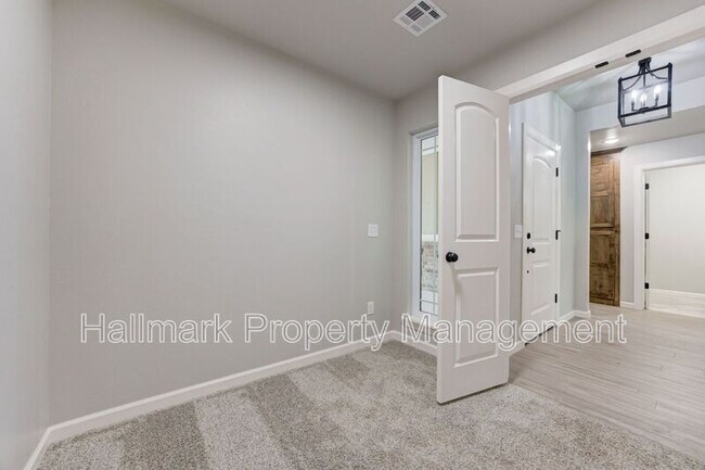 Building Photo - 560 Hackberry Ln