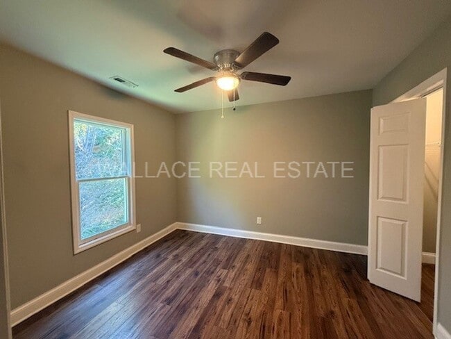 Building Photo - SUPER CUTE CRAFTSMAN HOME...2 BEDROOM/2 BA...