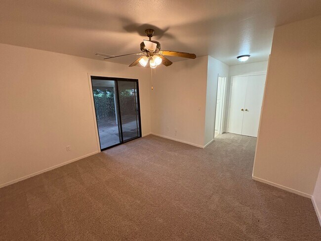 Building Photo - SW Visalia Home Available Now!