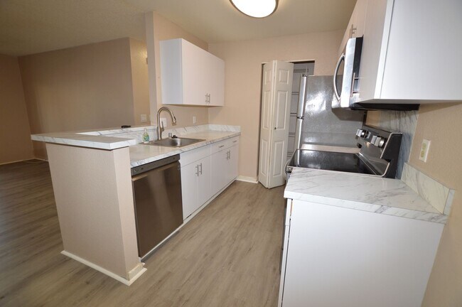Building Photo - Parkview at Waikele - Ground floor Townhouse 2 bedrooms, 2 baths with 2 parking Avail 2/1/25