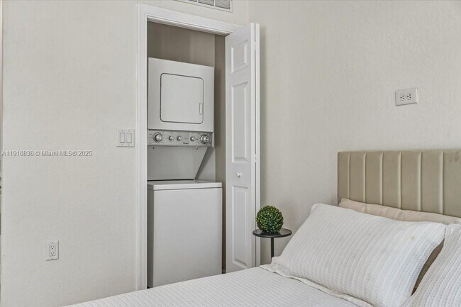 Building Photo - 413 NW 23rd Ave