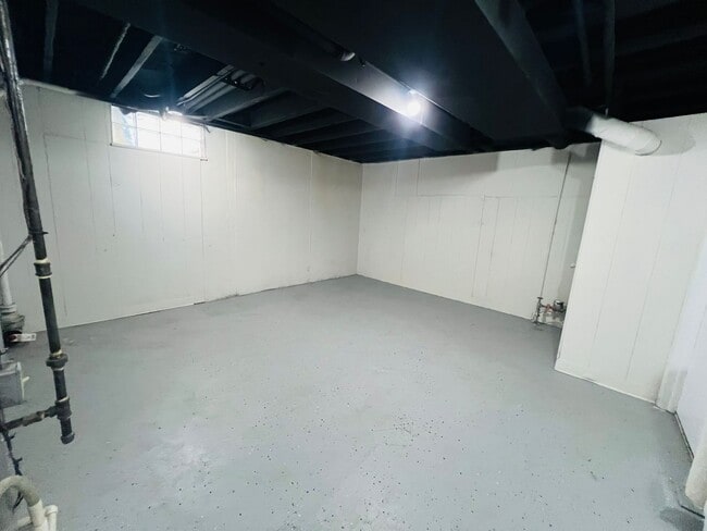 Building Photo - Elegant Kenosha Single Family Home with Chef’s Kitchen and Two-Car Garage