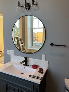 1 bathroom/shower/laundry - 34 W Front St