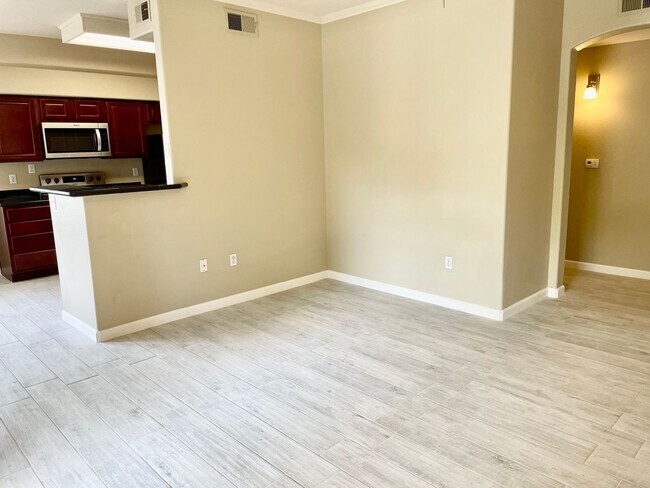 Building Photo - Stunning 3 Bedroom Condo In Scottsdale!