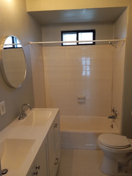 Hall bath with plenty of room to spare! - 2118 W 3rd Ave