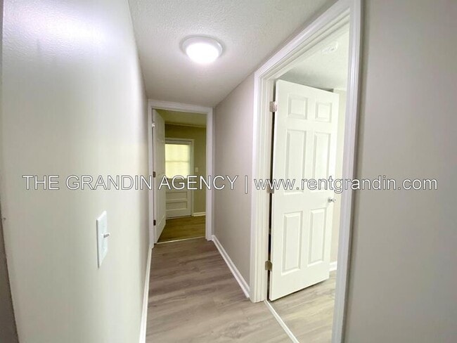 Building Photo - 8623 Plantation Rd