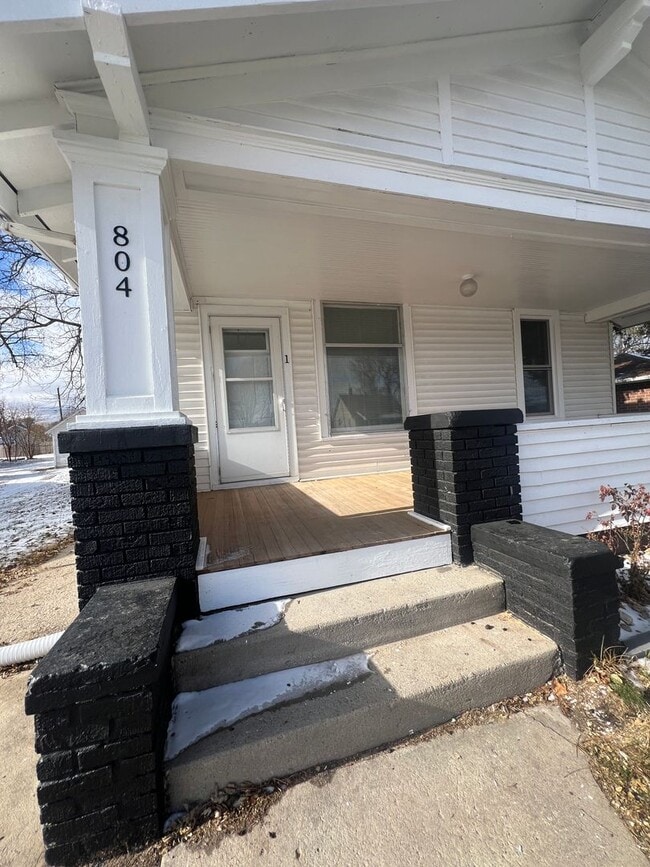 Building Photo - Charming Main Floor Apartment – 2 Bed, 1 B...