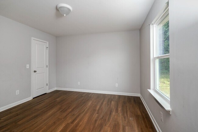 Building Photo - Nice 3 Bed 2 Bath House Available Now! Call to Schedule a Tour!