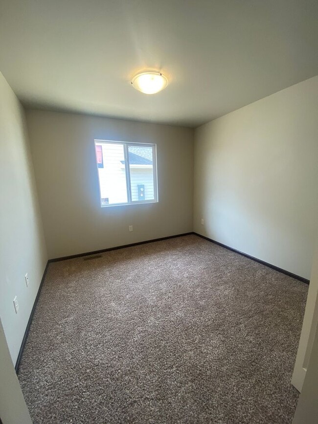 Building Photo - 5 BED | 2 BATH | DOUBLE GARAGE | RAPID VALLEY