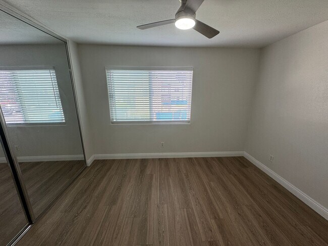 Building Photo - 2 Bedroom Townhome Remodeled