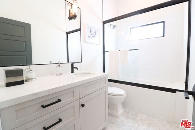 Building Photo - 1249 S Plymouth Blvd