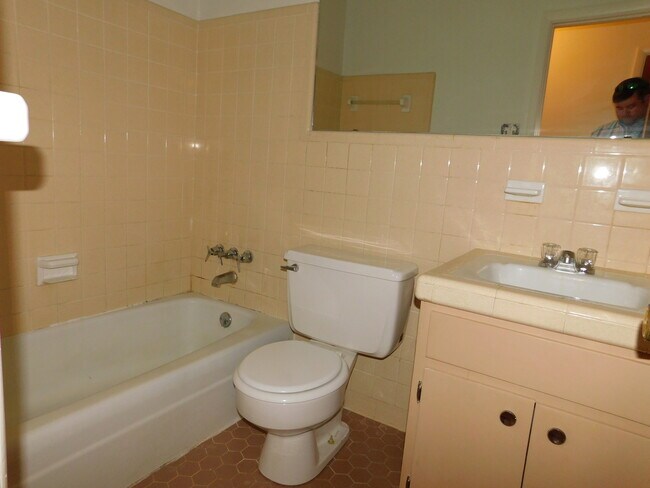 Building Photo - Convenience and charm