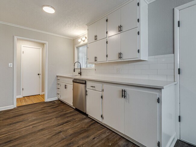 Building Photo - Move in special / First months rent is $800