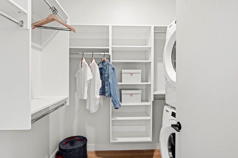 Building Photo - 1057 W Van Buren St