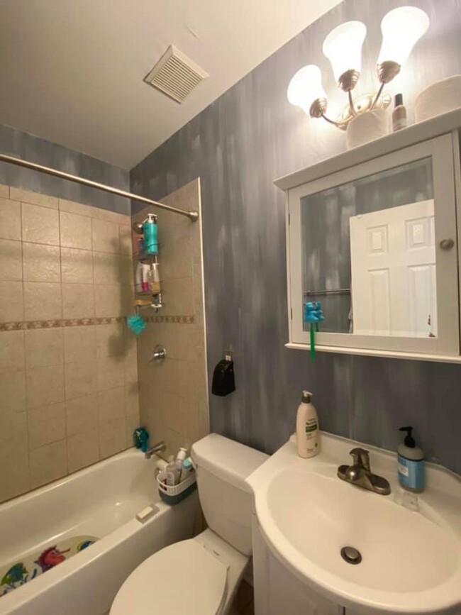 Building Photo - Lovely 3 Bedroom Townhouse in Southwest Wa...