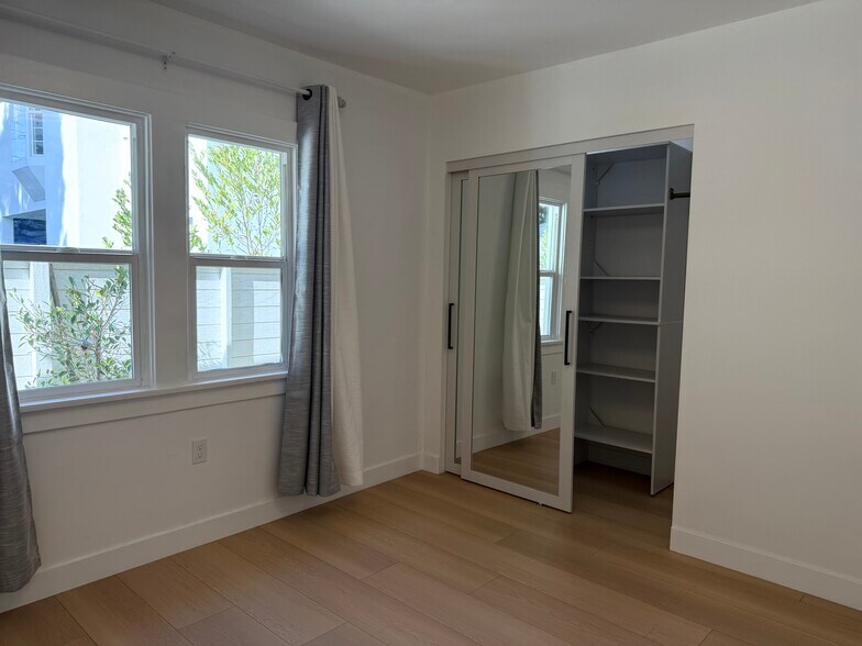 Building Photo - 8730 Rosewood Ave