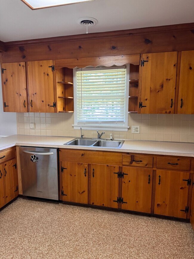 Building Photo - 104 Tanzalon Dr