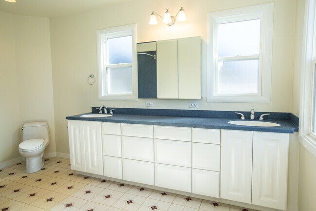 Building Photo - 1030 Ulloa St