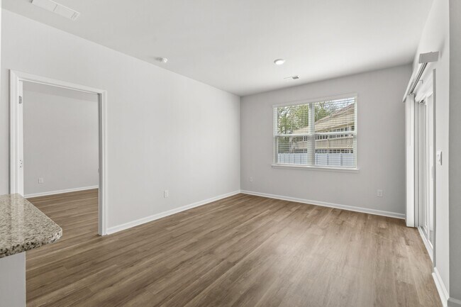 Building Photo - 1005 Sennema Cir