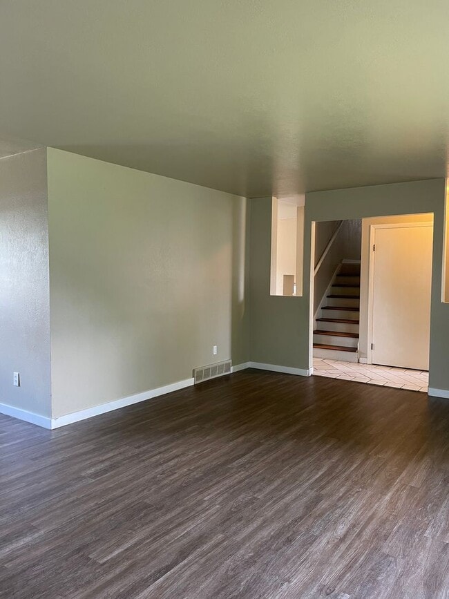 Building Photo - STUDENTS WELCOME! 5 Bedroom 3 Bathroom Single Family Home West Fort Collins