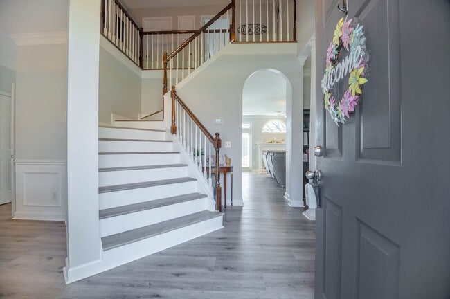 Building Photo - Spacious home situated on a fantastic cul-...