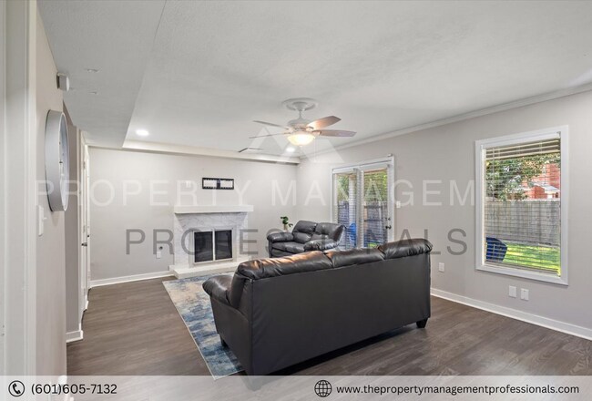 Building Photo - Cute & convenient