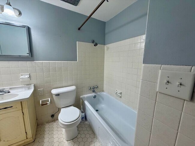 Building Photo - Charming 3 Bed, 2 Bath Ranch