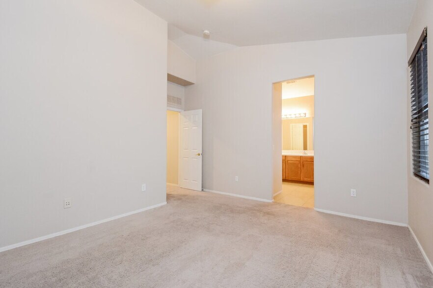 Building Photo - 462 E Calle De Ocaso