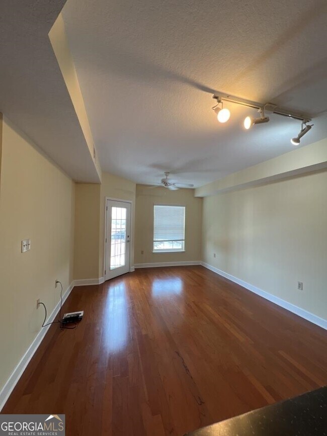 Building Photo - 230 E Ponce de Leon Ave