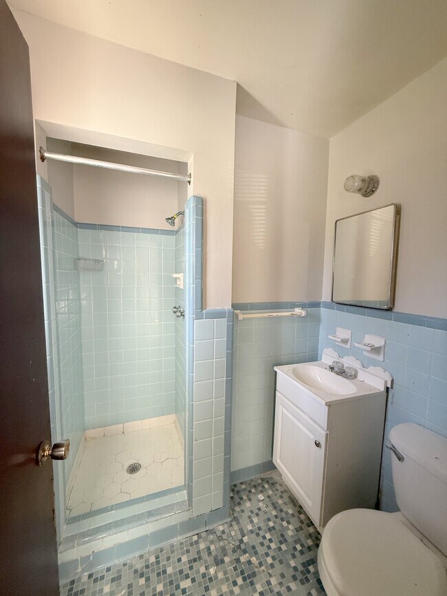 Building Photo - 3811 Lakeview Dr NW